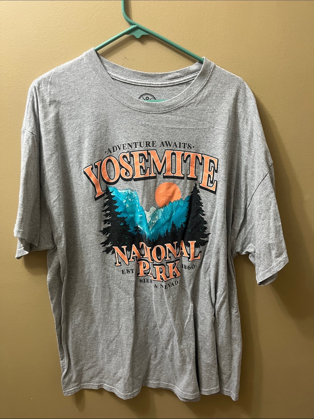 Yosemite National Park Gray Graphic Tee - Casual Short Sleeve